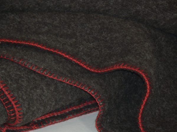 CHOCOLATE COLOURED PLAID IN HIGH QUALITY PYRENEAN WOOL WITH RED BLANKET-STITCHING