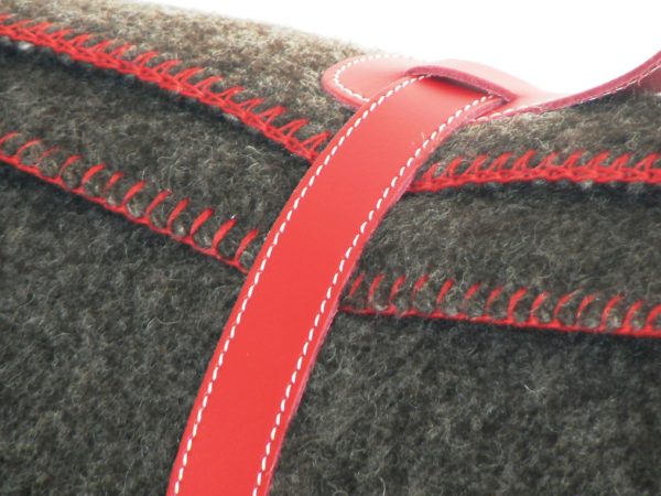 CHOCOLATE COLOURED PLAID IN HIGH QUALITY PYRENEAN WOOL WITH RED BLANKET-STITCHING